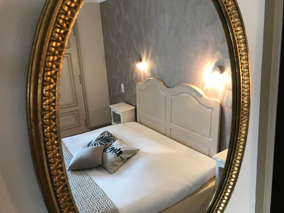 Hotel Les Deux Magots ラ・ロシュ・ベルナール エクステリア 写真